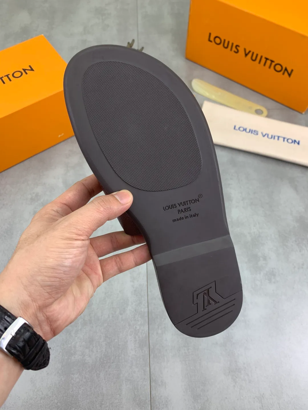 Men's shoes 💰P340 💰【New style】🆘 High quality 【LOUIS VUITTON】The popular Louis Vuitton LV men's slippers on the official website are on sale simultaneously! Original pebbled calfskin fabric imported from Italy. Original factory special supply. Size: 38-46. 4️⃣ colors available.